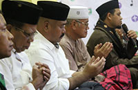 Ketua Kwarcab Pramuka Kukar Edi Damansyah dan Ketua Kwarda Pramuka Kaltim Hatta Zainal (kedua dari kanan) saat berdoa untuk mendiang pengurus Pramuka Kukar