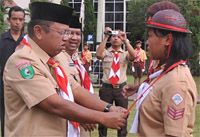 Asisten IV Setkab Kukar H Bahrul menyematkan tanda peserta lomba kepada salah seorang perwakilan Pramuka Penggalang