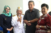 Bupati Kukar Rita Widyasari dan Sultan Kutai HAM Salehoeddin II bersama Presiden RI Susilo Bambang Yudhoyono dan Ibu Negara