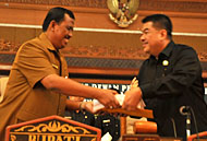 Wabup Kukar HM Ghufron Yusuf menyerahkan dokumen Rancangan Perubahan KUA PPAS 2011 kepada Plt Ketua DPRD Kukar H Awang Yacoub Luthman