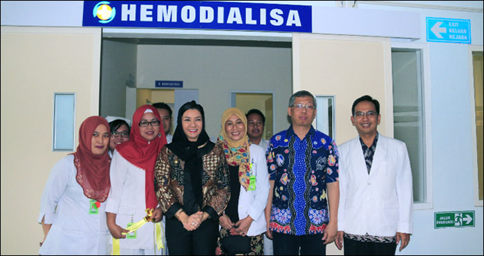 Bupati Rita Widyasari foto bersama jajaran RSAMP usai peresmian Unit Hemodialisa 