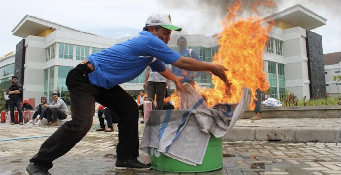 Karyawan RSUD AM Parikesit juga dilatih untuk memadamkan api dengan menggunakan cara sederhana seperti kain basah