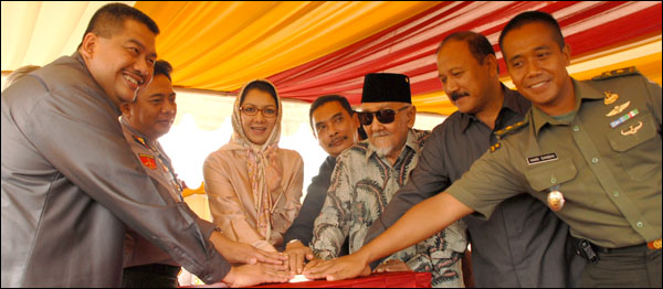 Bupati Rita Widyasari bersama Sultan Kutai dan jajaran FKPD Kukar menekan tombol sirine bersama-sama menandai dimulainya pemancangan tiang pancang pertama RWP