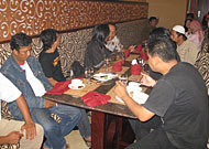 Suasana buka puasa bersama VICO Indonesia dan TAC Pertamina-SEMCO dengan kalangan wartawan