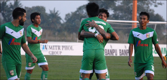 Para pemain Mitra Kukar merayakan gol yang dicetak Yogi Rahadian pada menit 38. Tim Naga Mekes akhirnya menang 1-0 atas tuan rumah Ratchaburi FC