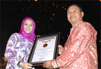 Bupati Rita Widyasari menerima piagam MURI yang diserahkan Senior Manager MURI Paulus Pangka