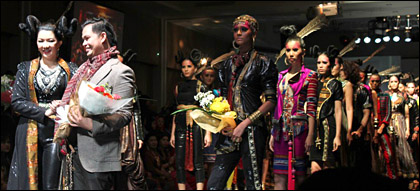 Bupati Rita Widyasari didampingi desainer Defrico Audy dan puluhan peragawati tampil di penghujung acara peragaan busana <i>Rhythm of Tribalism</i>