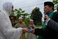 Bupati Kukar Rita Widyasari secara simbolis menyerahkan tali hewan kurban kepada H Juremi selaku Ketua Panitia Kurban Masjid Agung Sultan Sulaiman