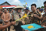 Rita Widyasari (tengah) melakukan ritual Tepong Tawar setibanya di Dusun Loa Gagak, Kecamatan Loa Kulu