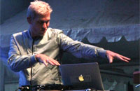 Gaya vokalis MLTR Jascha Richter yang tampil komunikatif