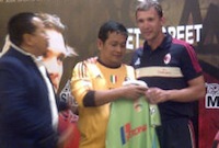 Manajer Tim Roni Fauzan memberikan jersey tandang Mitra Kukar kepada mantan bomber AC Milan, Andriy Shevchenko