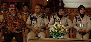 Sultan Kutai Kartanegara ing Martadipura H Adji Mohd Salehoeddin  II (kiri) turut hadir di tengah-tengah mahasiswa S-1 PIN Unmul