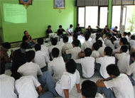 Suasana kegiatan Pengenalan dan Diskusi Fotografi di SMAN 2 Tenggarong, Selasa (09/03) siang