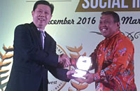 Dirut Perusda KSDE M Shafik Avicenna (kanan) saat menerima penghargaan di ajang SPEx2 Award 2016
