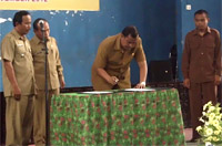 Wabup saat tandatangani surat peresmian dua desa di samboja
