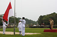 Gubernur Kaltim Awang Faroek tampil sebagai inspektur upacara peringatan Peristiwa Merah Putih ke-64 di Sanga-Sanga