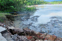 Jalan di Desa Sanga-Sanga Muara yang terputus sekitar 200 meter ini diduga akibat aktivitas tambang  
