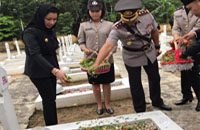 Bupati Kukar Rita Widyasari melakukan ziarah dan tabur bunga di TMP Wadah Batuah Sanga-Sanga 