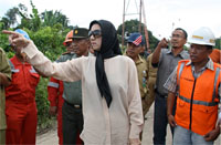 Bupati Rita Widyasari akan meminta keterangan dari PT Amelia Energi tentang kronologis longsornya jalan di Sanga-Sanga
