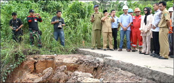 Bupati Kukar dan rombongan saat meninjau lokasi jalan yang longsor di Kecamatan Sanga-Sanga