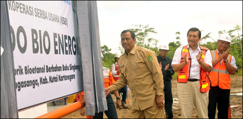 Wabup Kukar Ghufron Yusuf membuka kain selubung sebagai tanda diresmikannya pabrik Bioetanol berbahanbaku singkong di Kecamatan Sanga-Sanga