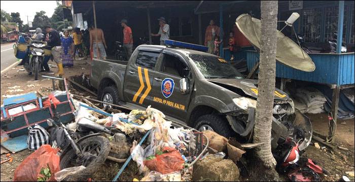 Mobil Patwal Satpol PP Kaltim yang mengalami kecelakaan di Batuah menabrak 2 sepeda motor pedagang sayur serta 5 orang warga