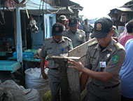 Personel Satpol PP Kukar saat bersih-bersih di Pasar Tangga Arung