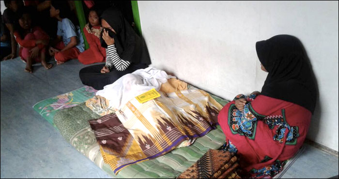 Suasana duka menyelimuti keluarga Roliansyah menyusul tewasnya buah hati mereka yang tenggelam di bagian belakang rumah mereka