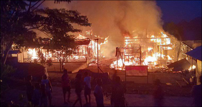 Kobaran api saat melalap bekas kantor desa Sebulu Ulu, Kamis (21/11) pagi