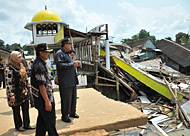 Bangunan masjid di Desa Sebulu Ilir akhirnya ikut ambruk dan longsong ke sungai Mahakam pada hari ketiga 