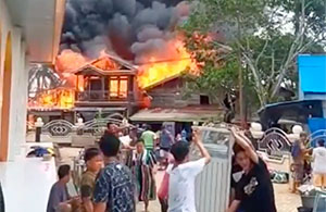 Sejumlah warga berupaya menyelamatkan harta benda sebelum api menjalar ke rumah mereka