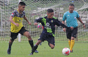 Striker Muara Kaman Ahmad Akbar berupaya menghindari hadangan pemain belakang Samboja
