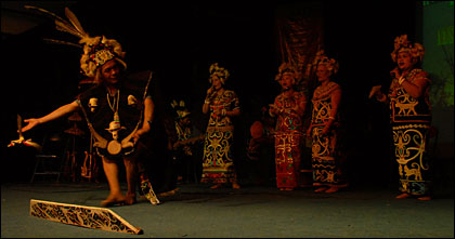 Penampilan KKDK Kukar yang menampilkan lagu bertajuk Apo Kayan