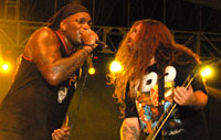 Vokalis Derrick Green bersama gitaris andalan Sepultura, Andreas Kisser 
