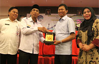 Sekkab Kukar H Marli menyerahkan cenderamata kepada Direktur e-Business Kementerian Kominfo RI Azhar Hasyim