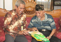 Sultan Kutai H Adji Mohd Salehoeddin II (kanan) didampingi Direktur Umum Perusda Tunggang Parangan Adenani saat melihat kemasan beras Gerbang Raja produksi RPU Kukar