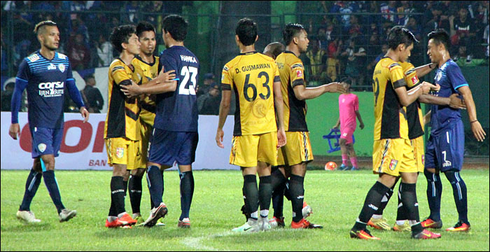 Tim tuan rumah Arema Cronus (biru) harus puas berbagi angka dengan Mitra Kukar (kuning) setelah bermain imbang 0-0  di Stadion Gajayana, Malang 