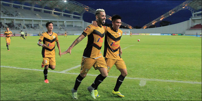 Pemain Mitra Kukar merayakan gol yang dicetak Marlon Da Silva ke gawang Sriwijaya FC 