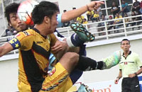 Kapten tim Bayu Pradana berebut bola dengan pemain Persela Lamongan