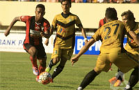 Para pemain Mitra Kukar berupaya menghadang bola yang digiring pemain Persipura  