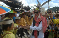 Sambutan hangat warga Tabang saat Bupati Rita Widyasari hadir di acara 