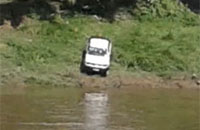 Setelah sempat tenggelam bersama feri, mobil Mitsubishi Strada Triton berhasil dievakuasi ke tepi sungai