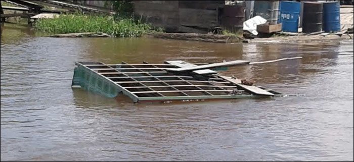 Bagian atap kapal feri tradisional yang tenggelam di sungai Ritan, desa Ritan Baru, masih terlihat di permukaan air