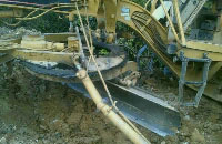 Kondisi alat berat yang ringsek setelah terguling