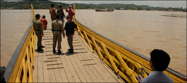 Petugas Satpol PP Kukar menyusuri sungai Mahakam untuk melakukan pengecekan di lokasi kejadian