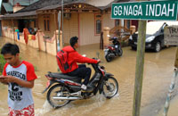 Beberapa rumah di Jalan Naga masih terendam air hingga Rabu siang