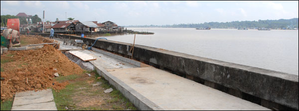 Pembangunan jogging track di tepian sungai Mahakam, Jalan Jenderal Sudirman, Tenggarong, masih dikerjakan hingga saat ini