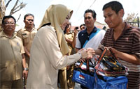 Bupati Rita Widyasari menyerahkan bantuan dari Pemkab Kukar kepada korban kebakaran di RT 4 Kelurahan Baru