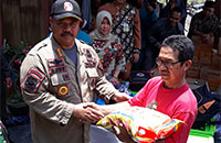 Plt Bupati Edi Damansyah menyerahkan bantuan bahan makanan untuk korban musibah kebakaran di RT 34 Loa Ipuh