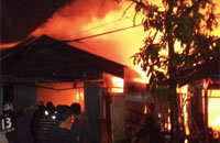 Suasana kebakaran di lingkungan RT 4 Kelurahan Loa Ipuh Darat, Tenggarong, Senin (29/06) malam 